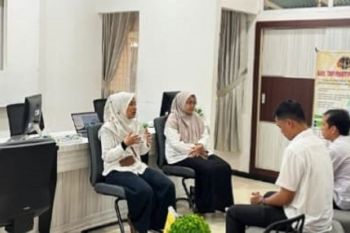 Pengarahan Kasubbag Tata Usaha kepada pengawas loket dalam peningkatan kualitas pelayanan pertanahan