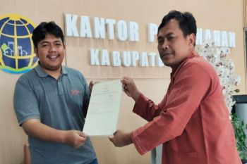 Pelayanan pertanahan akhir pekan (pelataran ) permudah masyarakat mengambil sertipikat wakaf