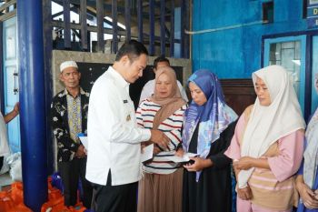 Bupati Lamongan salurkan bantuan bagi18 keluarga awak KMN Entok