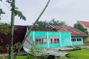 Dua bangunan di Batang Hari rusak akibat angin puting beliung