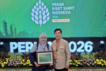 LPPM Unhas meraih penghargaan tata kelola riset sawit