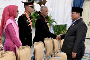 Prabowo jamu perwira muda dan keluarga di Istana