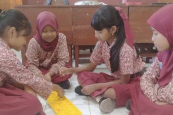 Sekolah di Jember peringati HAN dengan permainan tradisional