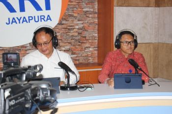 Polda Papua bersama OJK edukasi masyarakat antisipasi penipuan daring