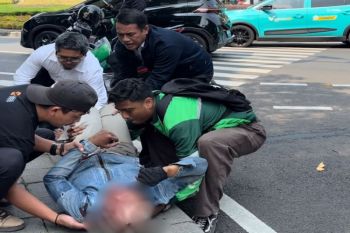 Mentan sigap bantu korban kecelakaan saat menuju Ratas dengan Presiden