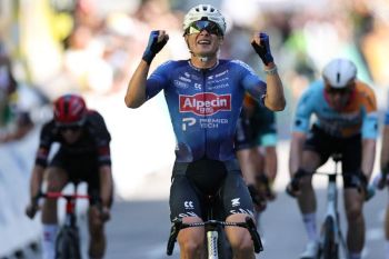 Philipsen akhiri penantian dengan menangi etape 17 Tour de France