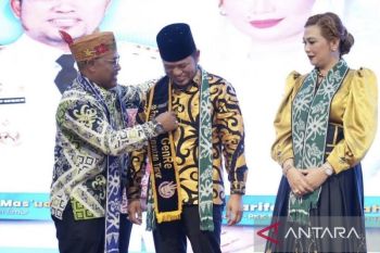 Mendukbangga kukuhkan Gubernur Kaltim ayah generasi berencana