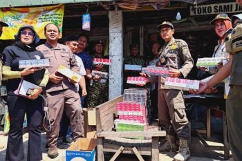 Satpol PP Rembang bersama tim gabungan berhasil menyita 25.200 batang rokok ilegal