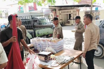 Satpol PP Aceh Timur bongkar lapak di badan jalan dan trotoar