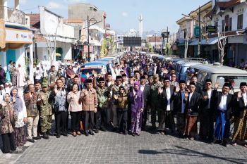 Sebanyak 53 pasangan di Kediri nikah massal di VW Kombi
