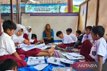 Siswa SD di Blora belajar di rumah warga selama sekolah dalam perbaikan