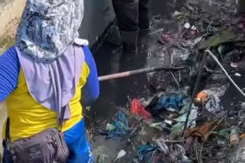 Respon cepat laporan warga, PUPR Pekanbaru bersihkan drainase Brigjen Katamso