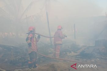 Damkar Cianjur turunkan satu mobil damkar padamkan kebakaran pondok pesantren
