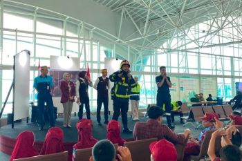 Manajemen Bandara Hasanuddin Makassar  perkenalkan dunia penerbangan ke siswa SD