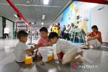 Warga China nikmati fasilitas pendinginan umum saat musim panas