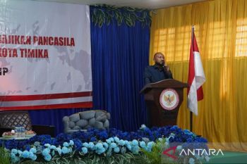 Yan Mandenas beri motivasi pendidikan  kepada pelajar SMAN 1 Mimika