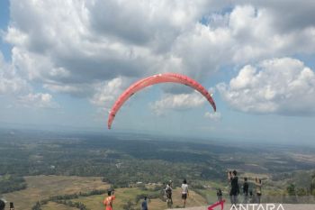 Pemkab Kulon Progo mengembangkan Paralayang Girisembung tarik wisatawan