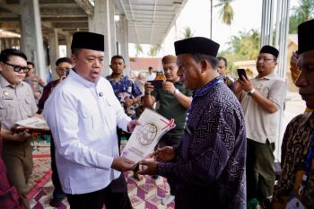 Menteri Nusron serahkan sertipikat wakaf dan bantuan dari MUI untuk Masjid Salman Alfarisi Aceh Tamiang
