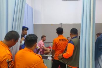 Tim SAR gabungan evakuasi delapan korban perahu motor tenggelam ke RS Ampana