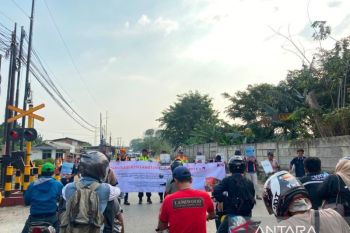 KAI bersama Railfans sosialisasi keselamatan di perlintasan Krenceng Merak