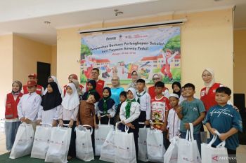 PMI Jaktim salurkan perlengkapan sekolah untuk ratusan anak panti