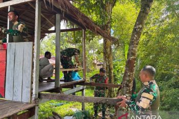 Satgas 511/DY gotong royong benahi pos kamling di Dabra Mamberamo Raya