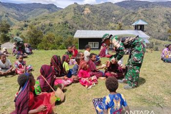 Satgas Yonif 511 bagikan makanan kepada jemaat Gereja Mowi Balingga