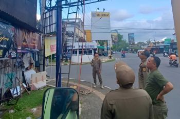 Satpol PP Bantul membongkar reklame ilegal di delapan titik