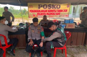 Biddokkes Polda Kalteng salurkan 400 masker dan vitamin untuk personel pos karhutla