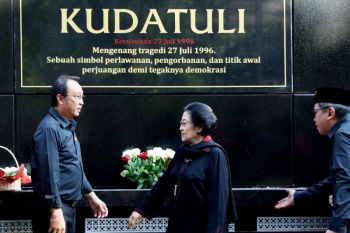 Megawati tabur bunga usai meresmikan Monumen Kudatuli