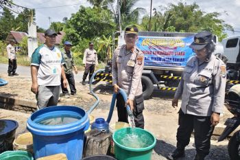 Polsek Banjarbaru Utara salurkan air bersih ke warga terdampak kekeringan