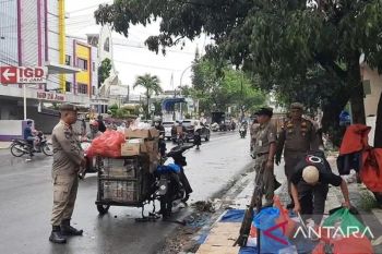 Pedagang pasar tumpah Ahmad Yani diingatkan, pukul 07.30 lokasi bersih