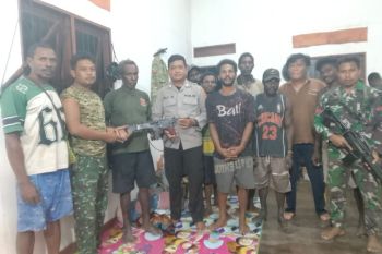 Warga Mimika Barat Tengah serahkan senpi rakitan temuan kepada polisi