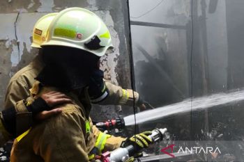 Akibat korsleting listrik, gudang konveksi di Koja terbakar