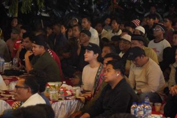 Bupati Dharmasraya membaur bersama warga nobar final piala dunia