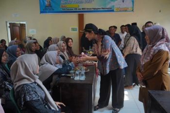 Bupati Dharmasraya serahkan bantuan untuk ibu hamil
