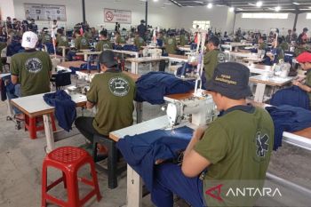 Deru mesin jahit di Nusakambangan&nbsp;ubah jalan hidup warga binaan