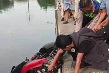 Hilang kendali, pemotor di Cengkareng tercebur ke kali hingga terluka