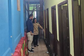 PT SBS perbaiki toilet SD Xaverius Emmanuel Tanjung Enim melalui program CSR