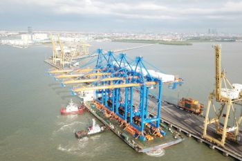 Pelindo Marine kawal penyandaran alat berat QCC dan RTG di Surabaya dan Belawan