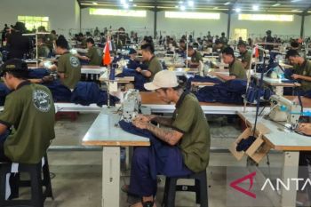 Deru mesin jahit di Nusakambangan ubah jalan hidup warga binaan