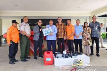 API YIA salurkan bantuan perahu karet perkuat SAR perairan Kulon Progo