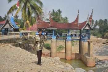 Debit air sungai menyusut di Padang