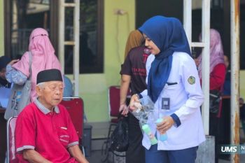 Cegah risiko jatuh, mahasiswa Profesi Fisioterapis UMS edukasi dan skrining keseimbangan lansia prolanis