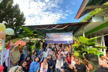 Akademisi Empat Kampus Hibur Anak-anak Penyintas Banjir SD Bustanul Ulum Semen Padang Lewat ASPIKOM CARE 2026