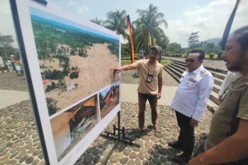 PFI pamerkan foto tema "Bencana Sumatra" di Istano Pagaruyung