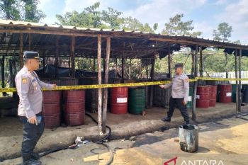 Dua pemilik penyulingan minyak ilegal di Musi Banyuasin jadi buruan polisi