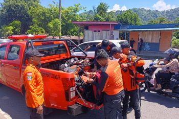 Kapal tanker "MT Poka Jo" ditarik ke Pelabuhan Siau setelah mati mesin