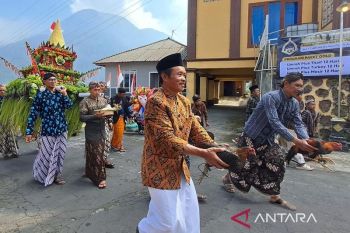 Warga Gunung Andong tolak bala lewat Saparan "Tumpeng Jongko"