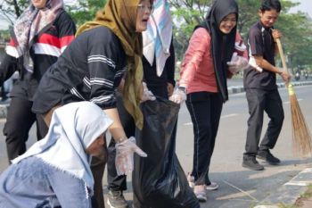 Sekretariat DPRD Banten giatkan kerja bhakti jaga kebersihan lingkungan